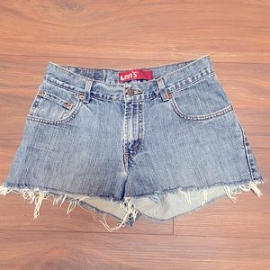 LEVI'S 550 relaxed fit cut off jean shorts